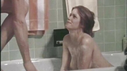 Sivri yüksek topuklu ayakkabılarımla sırtına masaj yapmama izin konulu yeşilçam porno ver